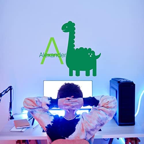 משתלת בנים ונערות שם וראשונית עם דינוזאורים חמודים למחשב נייד - מדבקות מותאמות אישית לילדים עם מכתב שם ודינוזאורים - מדבקות שם עם דינוזאורים עיצוב 46x49 אינץ '