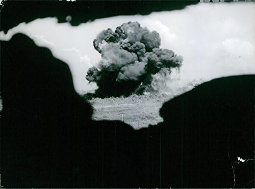 תצלום וינטג 'של פיצוץ גדול בווייטנאם.